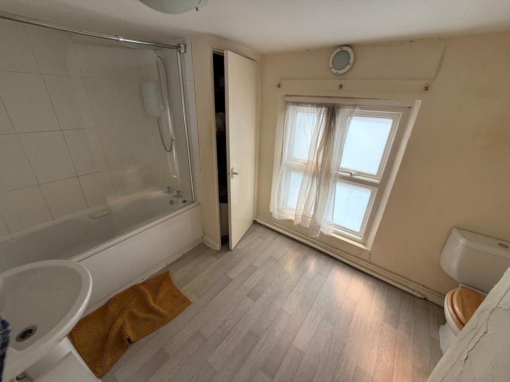 Lot: 88 - MIXED USE BUILDING FOR IMPROVEMENT AND REPAIR - Bathroom with window to rear